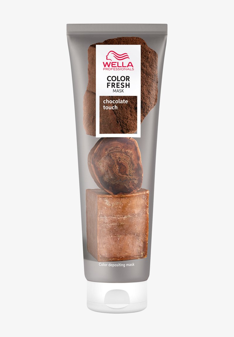 Wella Color Fresh Mask in een doorzichtig tube heeft een bruine ontwerp met een gestructureerde chocoladeafwerking. Bevat kleurafgevende componenten.
