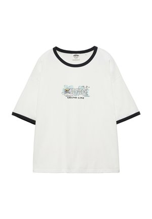 T-shirt blanc à manches courtes avec bordure noire au col et aux bords des manches, avec motif et texte One Piece Grand Line sur la poitrine.