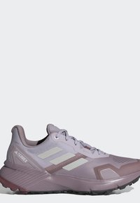 Scarpa da trail running Adidas Terrex viola chiaro con strisce bianche, sovrapposizioni protettive e suola nera resistente.