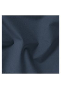 Tessuto blu navy con una superficie liscia e leggermente lucida, caratterizzato da morbide pieghe e pieghe che enfatizzano le sue qualità flessibili e cadenti.