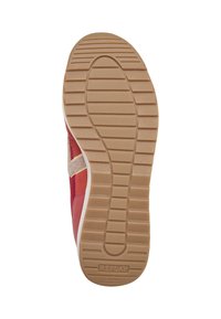 Semelle d'une basket rouge avec motif de la semelle beige affichant la marque "REPLAY" et le texte "EST 1981" au talon.