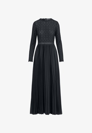 Vestido negro de encaje con mangas largas, que presenta un patrón de diamantes texturizado en el torso y una falda plisada y fluida.