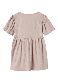 Robe courte à manches courtes de couleur rose clair avec un tissu texturé, un col rond et une jupe froncée, offrant une coupe ample et une sensation douce.