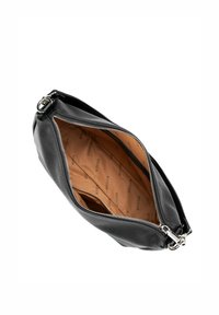 Czarna skórzana torebka kopertówka o fakturowanej powierzchni, z zamknięciem na zamek błyskawiczny i jasnobrązowym wnętrzem z powtarzającym się wzorem logo.