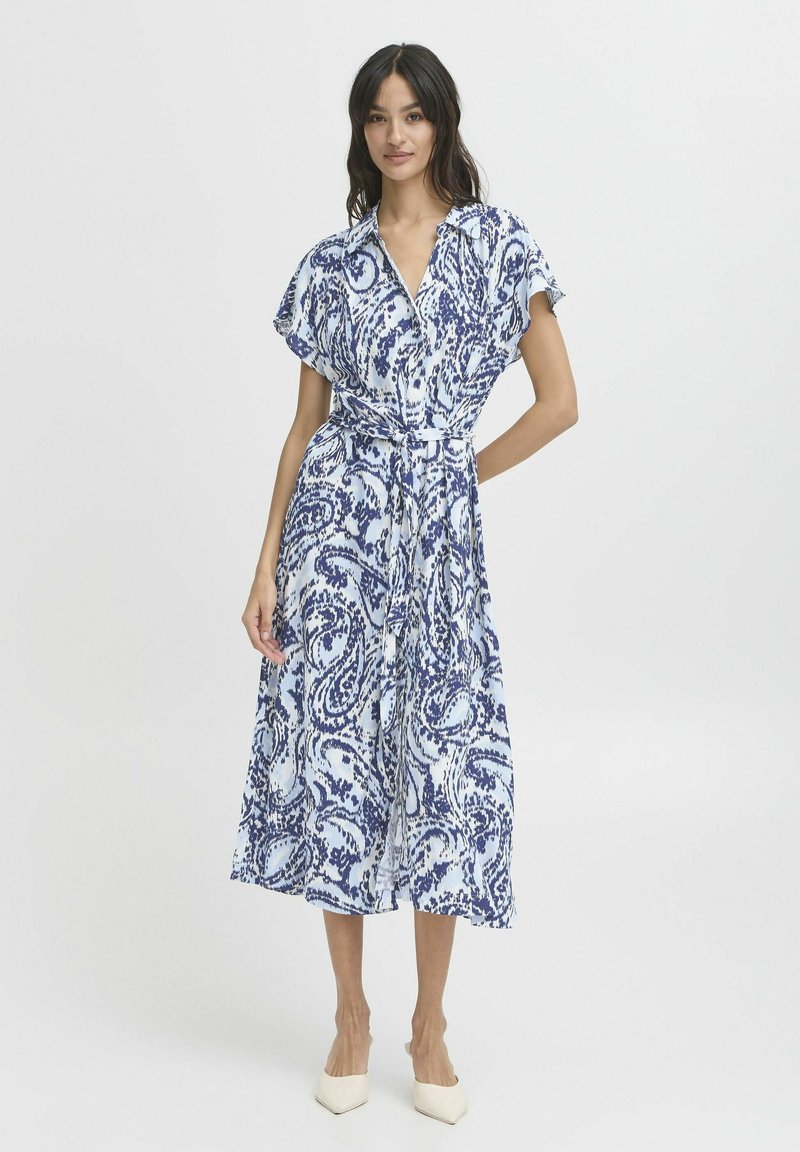 Rochie midi cu model paisley în nuanțe de albastru și alb, cu mâneci scurte, guler și talie legată. Material neted, siluetă fluidă.