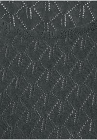 Grau gestrickter Stoff mit einem offenen Rautenmuster. Die Textur ist leicht und luftig und weist gleichmäßig verteilte Perforationen auf.