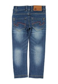 Jean en denim bleu avec un effet délavé, doté de deux poches arrière avec des accents de surpiqûres rouges et une étiquette de marque en cuir marron clair sur la ceinture.