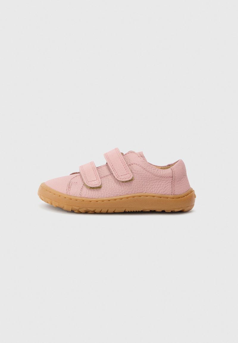 Chaussures en cuir rose avec deux bandes Velcro, bout rond et finition texturée. Semelle en caoutchouc crème avec bande de roulement rainurée pour une meilleure adhérence.