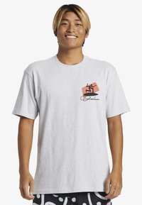 Gray cotton t-shirt with short sleeves, featuring a square orange and black surf design logo on the left chest area.