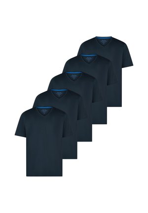 Vijf effen donkerblauwe T-shirts met V-hals en korte mouwen, in een verspringende stapel gerangschikt op een witte achtergrond.