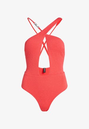 Korall színű egyrészes fürdőruha keresztbe tett vállpántokkal, textúrált anyagból, alacsony hátkivágással és slim fit fazonnal, a hátsó részen márkajelzéssel.