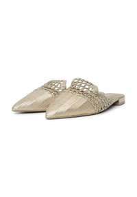 Spitze Mules in metallic Gold, mit texturiertem Stoff und einem geflochtenen Design an der Vorderseite sowie einem niedrigen Absatz.