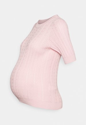 Pull de maternité en maille rose clair à manches courtes avec col rond et motif torsadé vertical.
