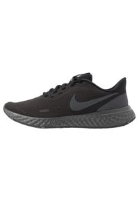 Chaussure de course Nike noire et gris foncé avec tige en mesh, fermeture à lacets, semelle rembourrée et logo Swoosh Nike bien visible sur le côté.