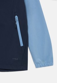 Giacca blu navy e azzurro chiaro con taschino con zip, tessuto testurizzato, polsini elastici, e branding "A.W.S. Active" sull'orlo.