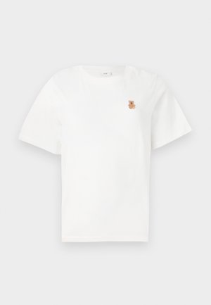 T-shirt blanc à manches courtes avec un petit ours en peluche marron brodé sur la zone du côté gauche de la poitrine. Design simple et décontracté.
