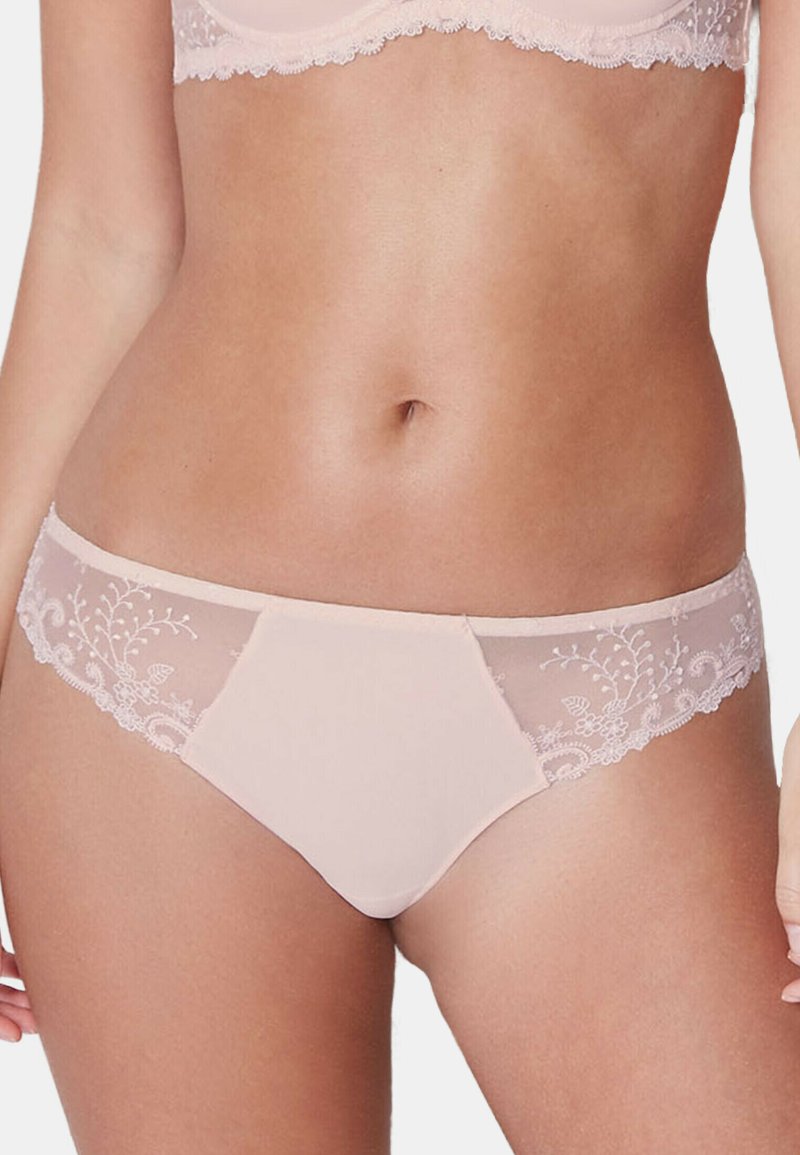 Helle rosa Unterwäsche aus transparentem, floralem Spitzenstoff und einem glatten Stoffkörper. Verfügt über gestickte Akzente entlang der Kanten und Nähte.