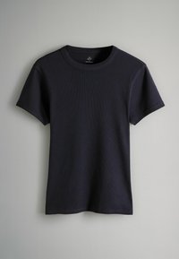 Dunkelblaues Kurzarm-T-Shirt aus geripptem Baumwollstoff mit Rundhalsausschnitt und geradem Saum, das eine subtile Struktur aufweist.