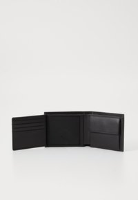 Zwart leren portemonnee met meerdere kaartsleuven, een transparant venster voor identificatie en een vak voor briefgeld, met een gladde textuur en een eenvoudig ontwerp.