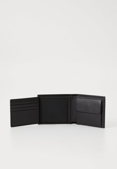 Portefeuille en cuir noir avec plusieurs emplacements pour cartes, une fenêtre ID transparente et un compartiment pour les billets, présentant une texture lisse et un design épuré.