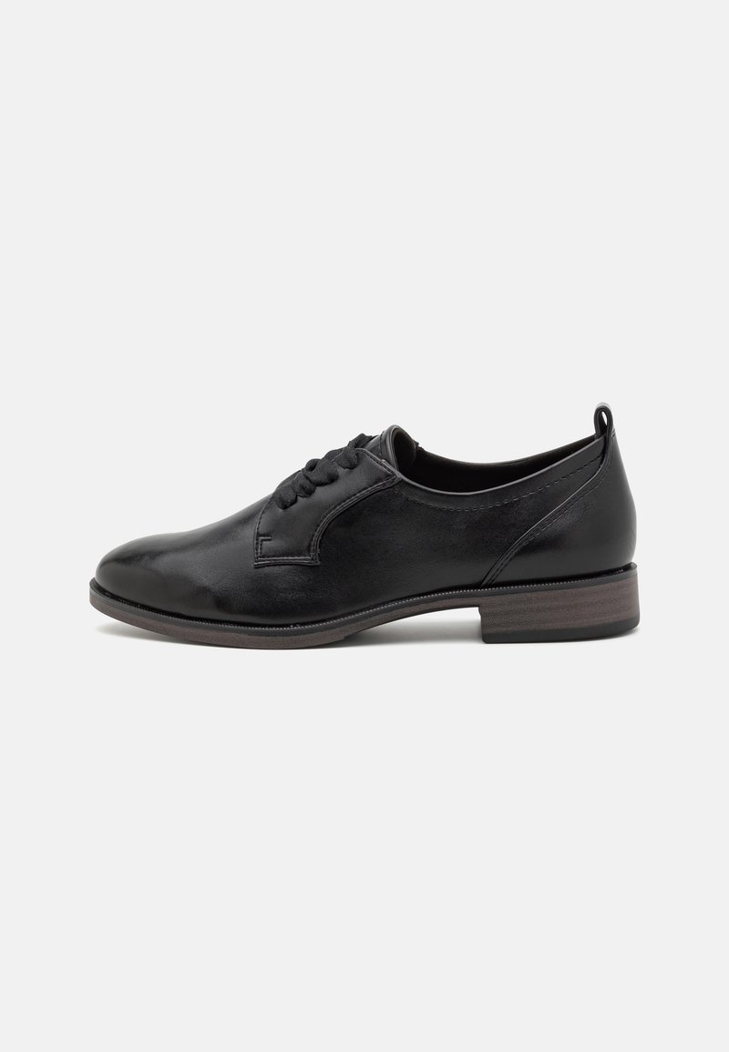 Chaussure de ville en cuir noir à lacets avec un petit talon en bois empilé et un bout rond, vue de profil sur fond blanc.