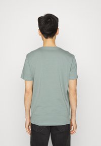 TOM TAILOR LOGO TEE - T-shirt estampada - dark smoke green