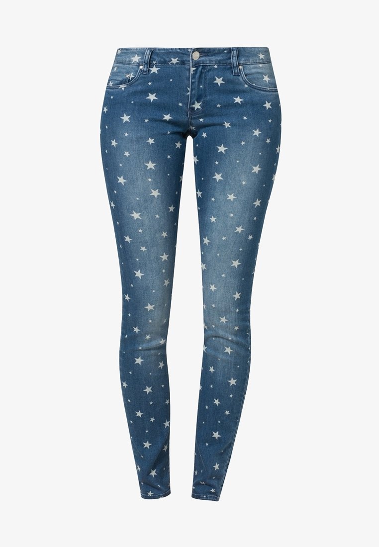 Jeans skinny en denim bleu avec un motif d'étoiles blanches sur l'ensemble ; design classique à cinq poches et fermeture à bouton à la taille.