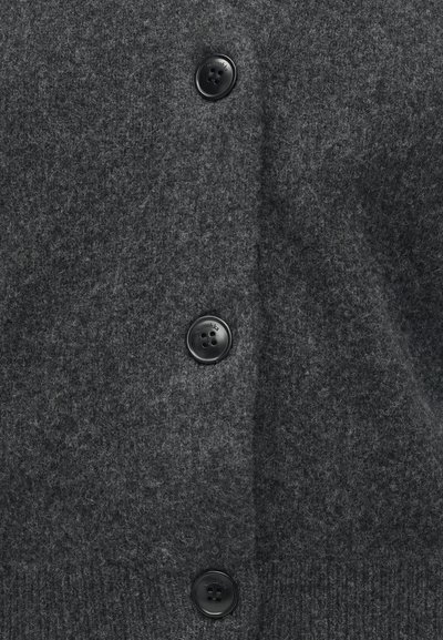 Σκούρο γκρι μάλλινο ύφασμα με τρεις μαύρους κουμπιά τεσσάρων οπών τοποθετημένα κατακόρυφα στο κέντρο.