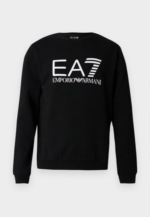 Svart genser laget av bomullsblanding, med en hvit grafisk logo "EA7 Emporio Armani" på forsiden. Rund hals og ribbestrikkede mansjetter.