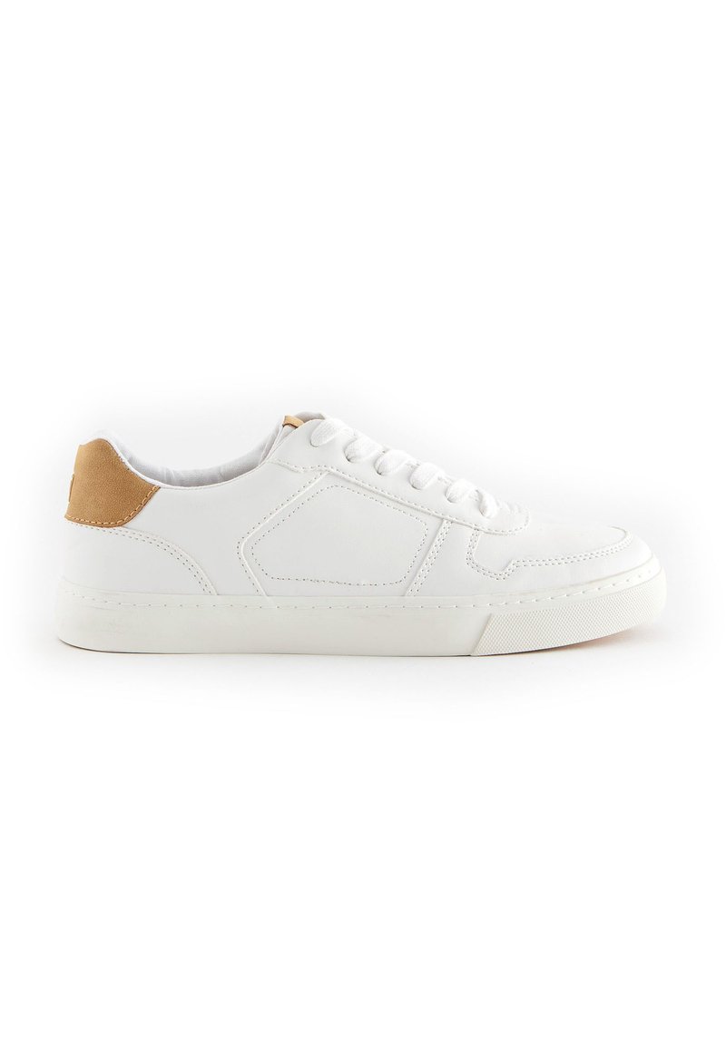 Witte sneaker met een gladleren bovenkant, een getextureerde bruine suède hielaccent, gevlochten voorkant en een rubberen zool met een subtiel patroon.