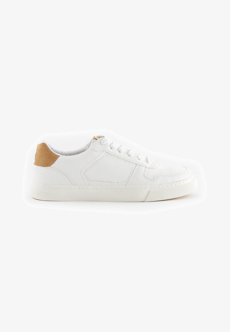 Baskets blanches avec une tige en cuir lisse, un accent en suède brun texturé au niveau du talon, un laçage à l'avant et une semelle en caoutchouc avec un motif subtil.
