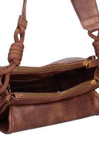 Borsa a tracolla in pelle marrone con due tasche con cerniera dorata, manico intrecciato e superficie liscia. Presenta una base piatta e una forma strutturata per garantire stabilità.