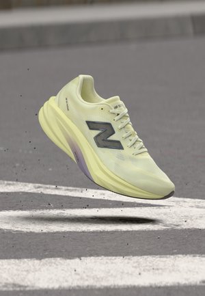New Balance, SUPERCOMP REBEL V1 - Løbesko til landevejen - pistachio butter/morel