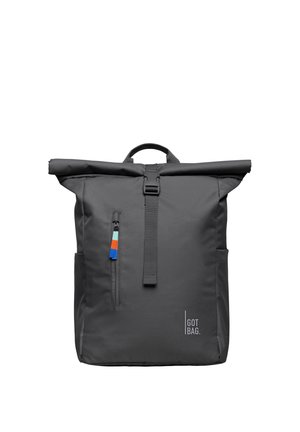 Mochila negra con cierre enrollable y bolsillo frontal con cremallera, que presenta pestañas coloridas y el logo "GOT BAG." cerca de la parte inferior derecha.