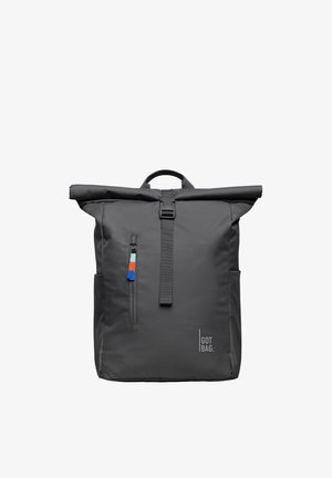 Sort roll-top rygsæk med frontlomme med lynlås, der har farverige faner og "GOT BAG." logo nær nederste højre hjørne.