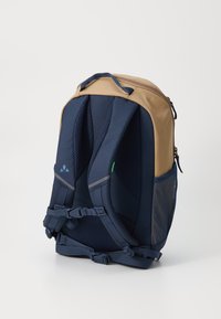 Mørkeblå ryggsekk med beige overdel, med polstrede stropper, mesh-detaljer, et hovedrom med glidelåser, og justerbare side-stropper.