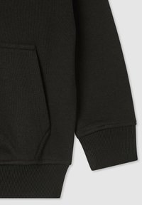 Tessuto di felpa nero con tasca frontale, polsini e orlo a costine, caratterizzato da una superficie liscia e un design minimalista.