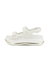 Sandali con cinturini intrecciati bianchi e suola platform con finitura in metallo dorato. Cinturini regolabili per una vestibilità sicura, design aperto.