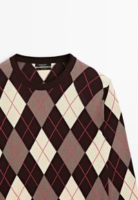 Brauner, cremefarbener und beigefarbener Argyle-Pullover mit roten Akzenten. Aus Baumwolle, mit klassischem Rundhalsausschnitt und strukturiertem Rautenmuster.