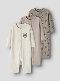 Tre babydräkter: en gräddfärgad med björnmotiv, en ljusrosa och en grå med björnmönster. Utrustade med tryckknappar för enkel påklädning.