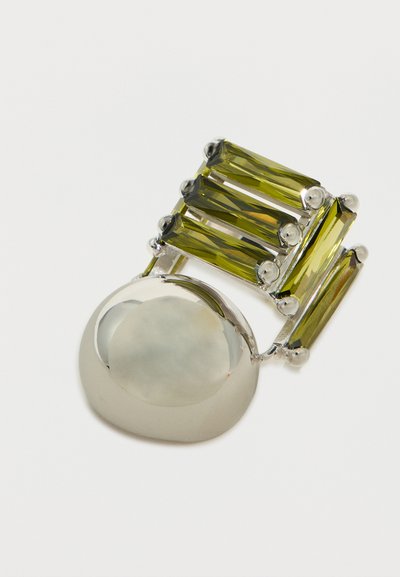 Ασημένιο δαχτυλίδι με λεία οβάλ θόλο και πέντε ορθογώνιες πράσινες πολύτιμες πέτρες τοποθετημένες κάθετα σε μοντέρνο σχέδιο.