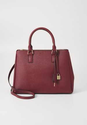 Burgunderfarget håndveske med teksturert faux skinn, doble topphåndtak, avtagbar skulderrem, gullfarget maskinvare og en dekorativ hengelås detalj.