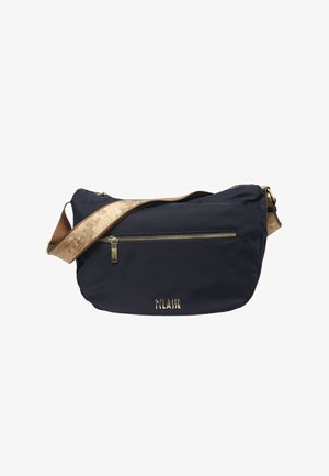 Borsa a tracolla nera con cerniera e logo dorati, caratterizzata da una tracolla beige regolabile con una design della mappa del mondo.