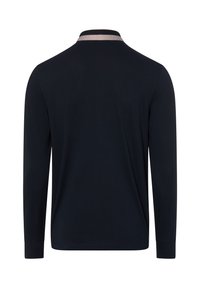 Granatowa koszulka polo z długim rękawem, z kontrastującym jasnym kołnierzem i gładką bawełnianą tkaniną, o prostym kroju i ściągaczach na mankietach.