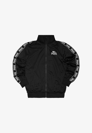 Schwarze Trainingsjacke mit Reißverschluss, weißen Lonsdale-Logos entlang der Ärmel und kleinem Logo auf der Brust, elastischen Bündchen und Bund, hoher Kragen.