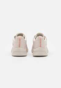 Ljust rosa sportskor med ovandel i strukturerad mesh, en slät hälkappa och ett kontrasterande rosa stripe på baksidan. Gummisula.