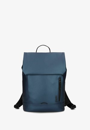 Zaino impermeabile blu con una texture liscia, chiusura roll-top, tasca frontale con zip e spallacci neri regolabili. Design minimalista.