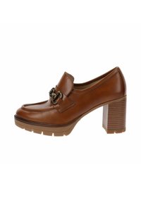 Mocasines de mujer de cuero marrón con tacón grueso apilado y hebilla metálica decorativa en la parte frontal, con una suela de tracción resistente.