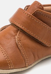 Petit Nord Copenhagen UNISEX - Tofflor & inneskor - cognac