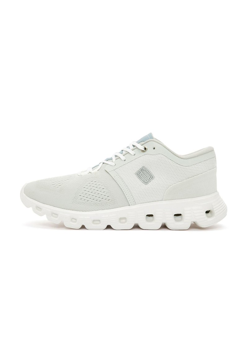 Hellgrauer Sportschuh mit einem Obermaterial aus Mesh, Gummisohle und strukturierten Akzenten. Verfügt über weiße Schnürsenkel und ein Logo an der Seite.